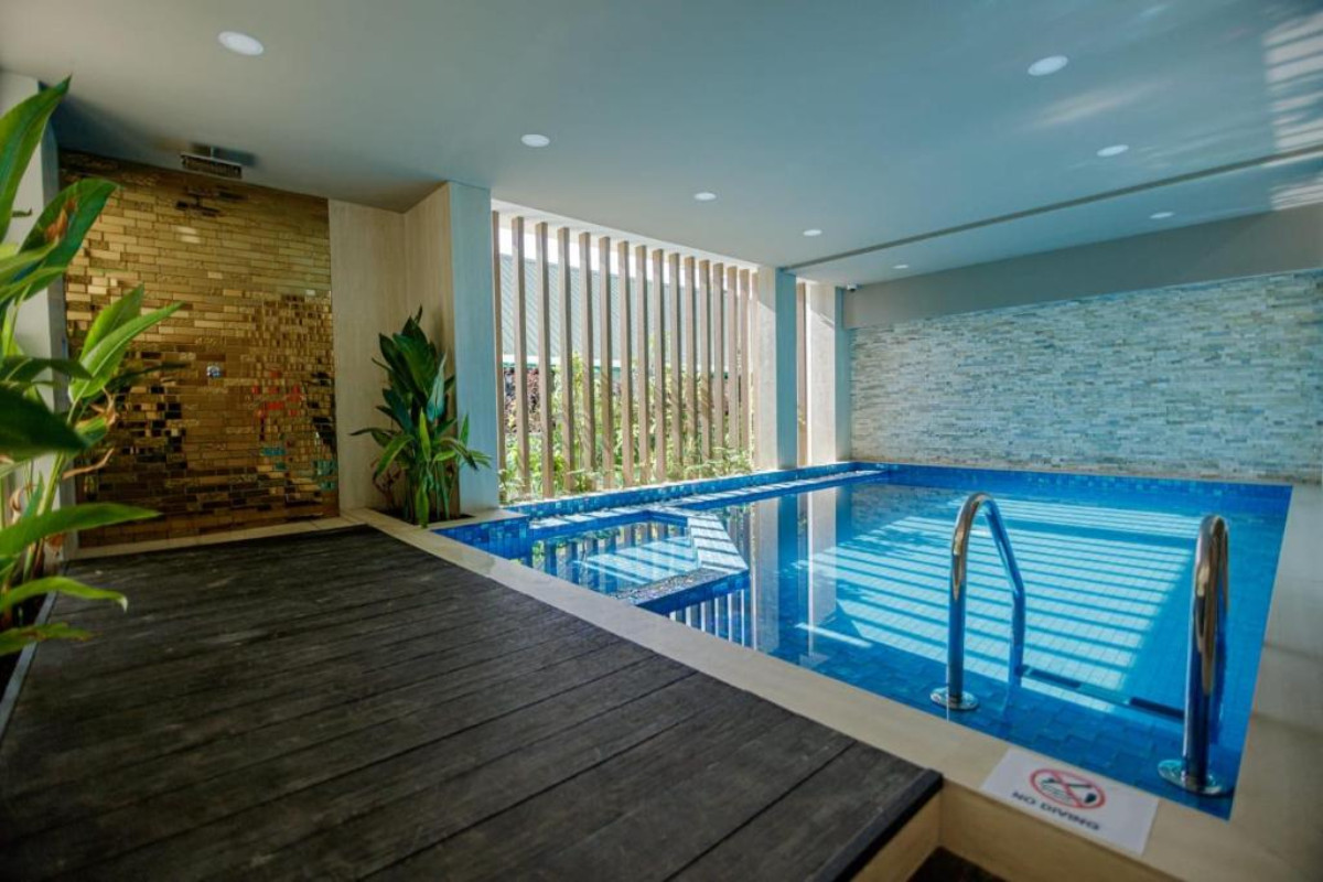 Royal Villa Fulidhoo Pool-1200x800